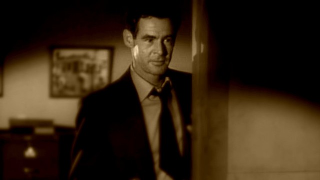 The Woman On Pier 13 fotoğrafı