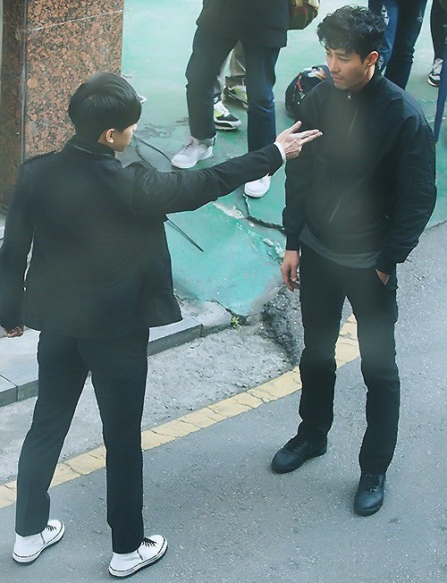 Etrafın Sarıldı Fotoğrafı