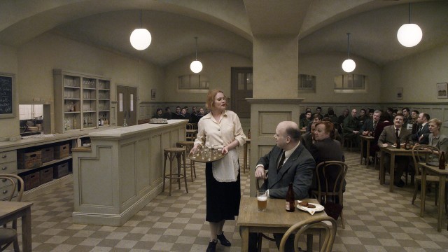 İnsanları Seyreden Güvercin fotoğrafı