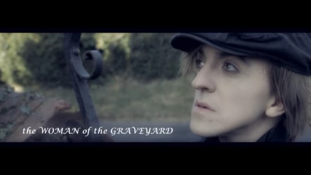 Woman of the Graveyard Fotoğrafı