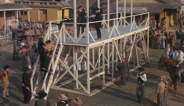 Onları Yükseğe As Fotoğrafı