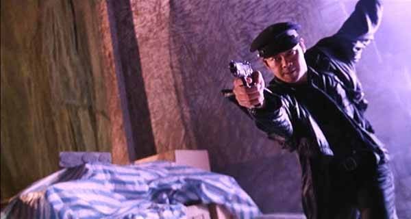 Kara Maske Fotoğrafı