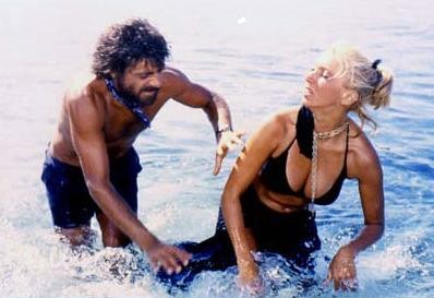 Travolti da un insolito destino nell'azzurro mare d'agosto Fotoğrafı