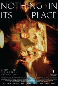 Hiçbir Şey Yerinde Değil (2024) afişi