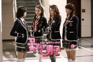 Erkekler Çiçeklerden Önce Gelir Fotoğrafı