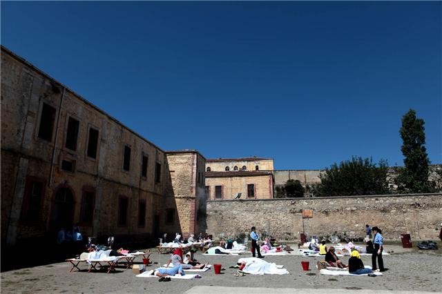 Parmaklıklar Ardında Fotoğrafı