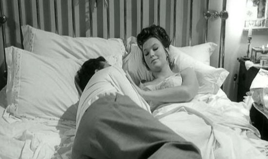 Le Lit Conjugal - L'ape Regina Fotoğrafı