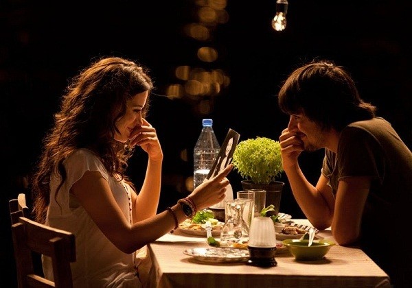 Aşk Tesadüfleri Sever Fotoğrafı