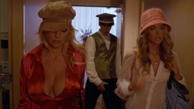 İki Sarışın Şimdiden Alışın fotoğrafı