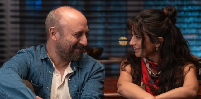 Tuba Büyüküstün ve Halit Ergenç’i Buluşturan “Yarın Yokmuş Gibi” Dizisinden İlk Görseller!