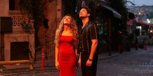 Sinem Kobal ve Alp Navruz'un Yeni Filmi "Her Şeyin Başı Merkür"den Yeni Fragman Yayınlandı!