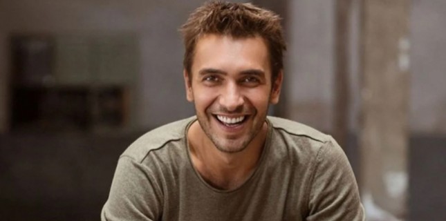 Ulaş Tuna Astepe, "Çift Kişilik Oda" Dizisiyle Ekranlara Dönüyor!
