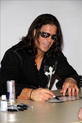 John Hennigan fotoğrafı