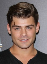 Garrett Clayton fotoğrafı