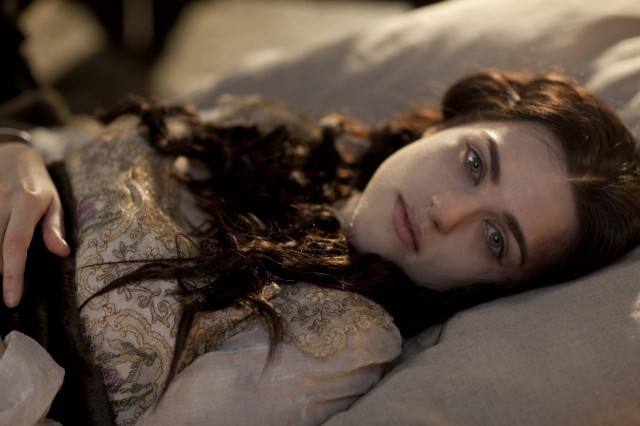 Katie McGrath Fotoğrafı