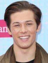 Leo Howard fotoğrafı