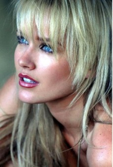 Nicky Whelan Fotoğrafı