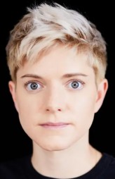 Mae Martin fotoğrafı