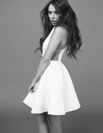 Janel Parrish Fotoğrafı