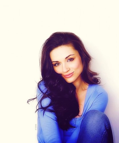 Crystal Reed Fotoğrafı