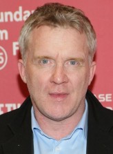 Anthony Michael Hall fotoğrafı
