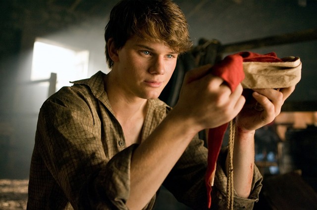 Jeremy Irvine Fotoğrafı