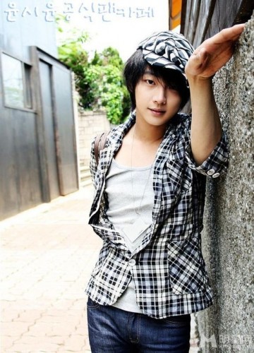 Yoon Si Yoon Fotoğrafı