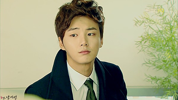 Yoon Si Yoon Fotoğrafı