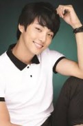 Yoon Si Yoon Fotoğrafı