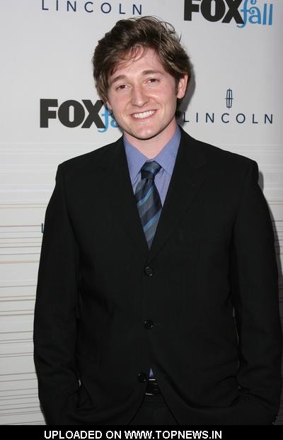 Lucas Neff Fotoğrafı