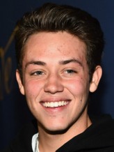 Ethan Cutkosky fotoğrafı