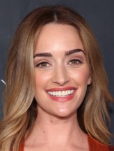 Brianne Howey fotoğrafı
