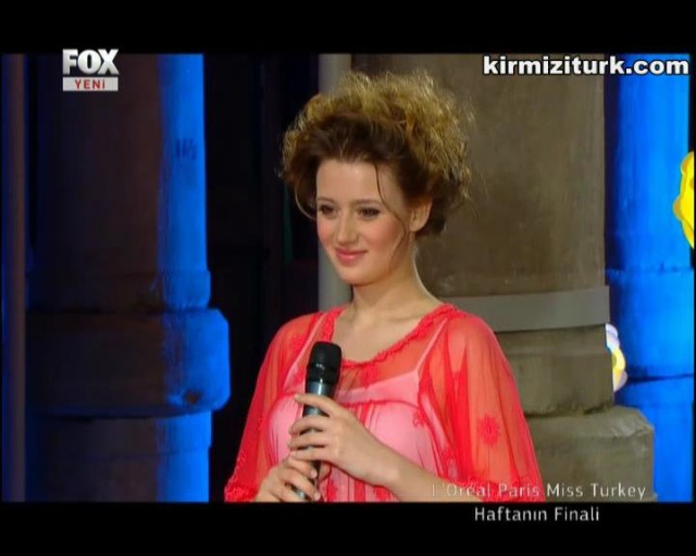 Gizem Karaca Fotoğrafı