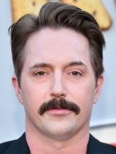 Beck Bennett fotoğrafı