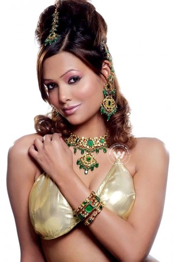 Esha Gupta Fotoğrafı