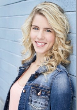 Emily Bett Rickards Fotoğrafı