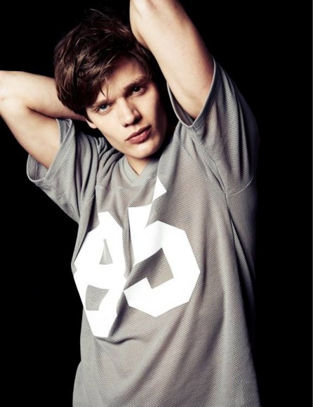 Dominic Sherwood Fotoğrafı