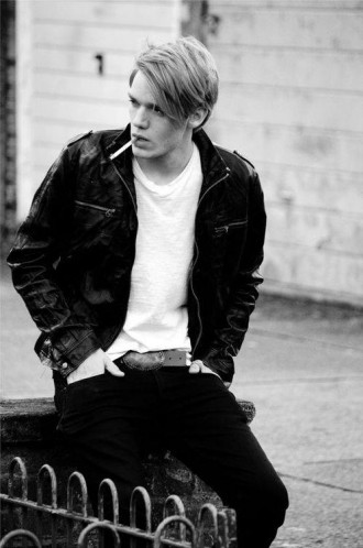 Dominic Sherwood Fotoğrafı