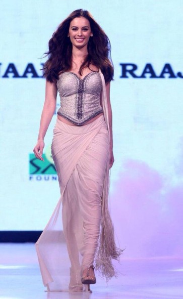 Evelyn Sharma Fotoğrafı