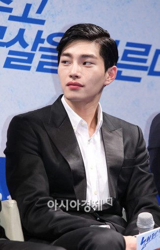 Kim Jae-Young (i) Fotoğrafı