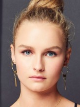 Olivia DeJonge fotoğrafı