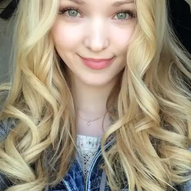 Dove Cameron Fotoğrafı