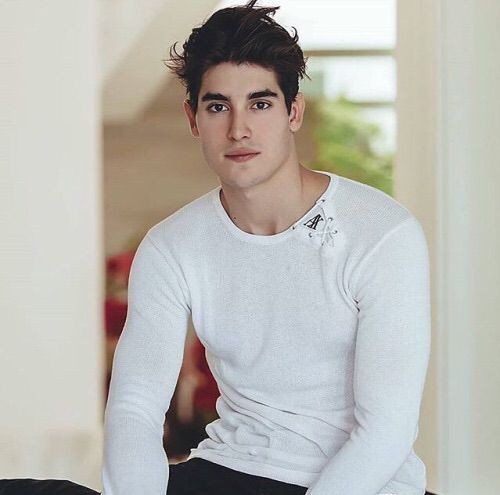 Henry Zaga Fotoğrafı