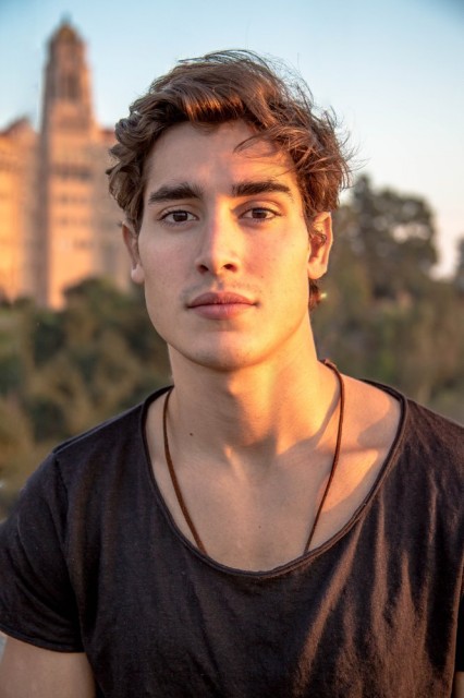 Henry Zaga Fotoğrafı