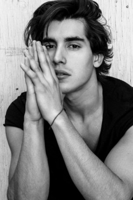 Henry Zaga Fotoğrafı