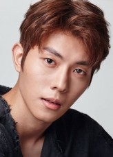 Lee Kang-min (i) fotoğrafı