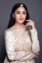 Mrunal Thakur fotoğrafı