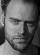 Elliot Cowan fotoğrafı