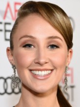 Erin Doherty fotoğrafı