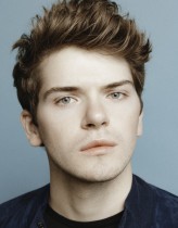 Colton Ryan fotoğrafı